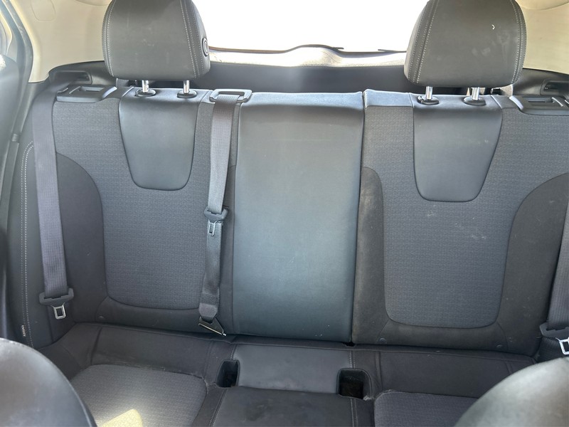 Buick Encore GX Vehicle Full-screen Gallery Image 12