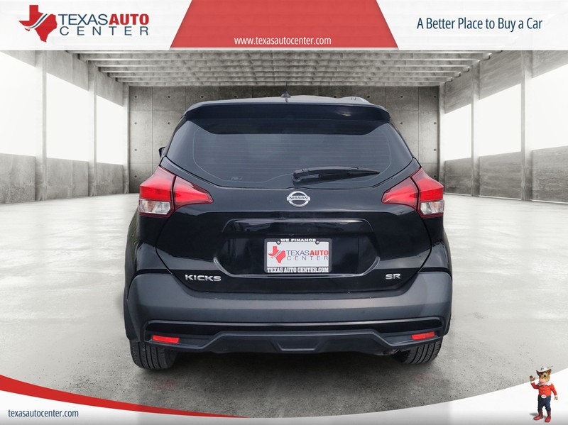 Nissan Kicks Vehicle Full-screen Gallery Image 06