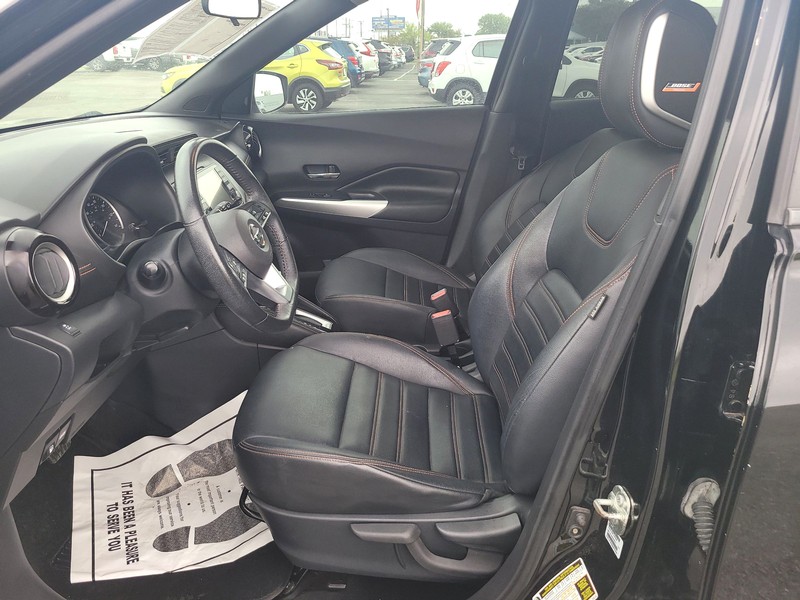 Nissan Kicks Vehicle Full-screen Gallery Image 09