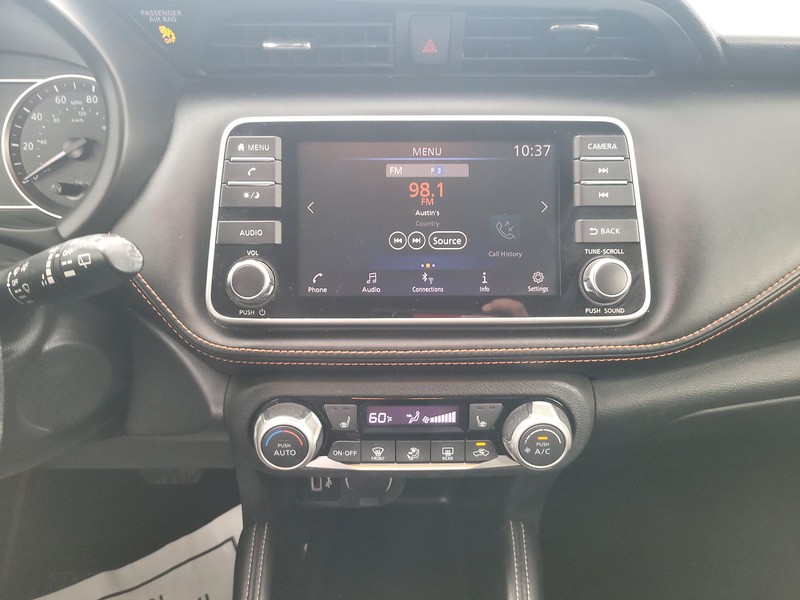 Nissan Kicks Vehicle Full-screen Gallery Image 12