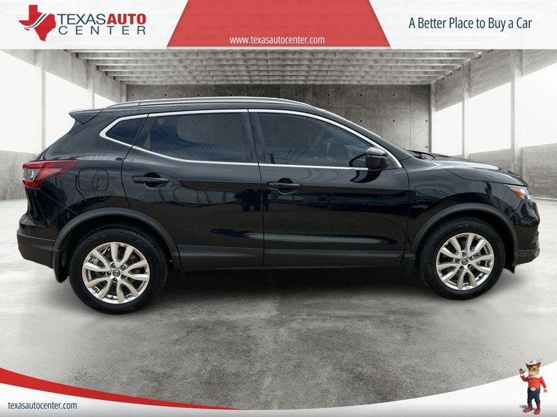 Nissan Rogue Sport Vehicle Full-screen Gallery Image 03