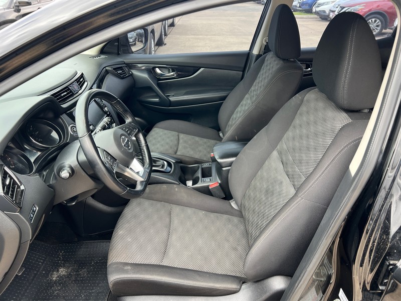 Nissan Rogue Sport Vehicle Full-screen Gallery Image 07