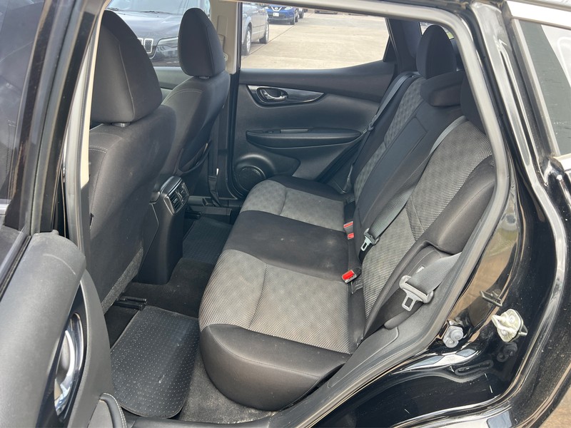 Nissan Rogue Sport Vehicle Full-screen Gallery Image 08