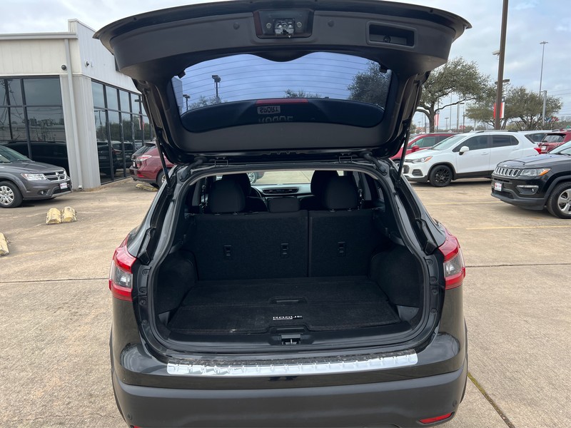 Nissan Rogue Sport Vehicle Full-screen Gallery Image 09