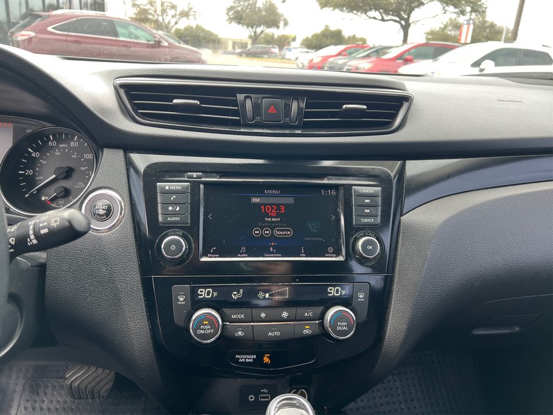 Nissan Rogue Sport Vehicle Full-screen Gallery Image 10