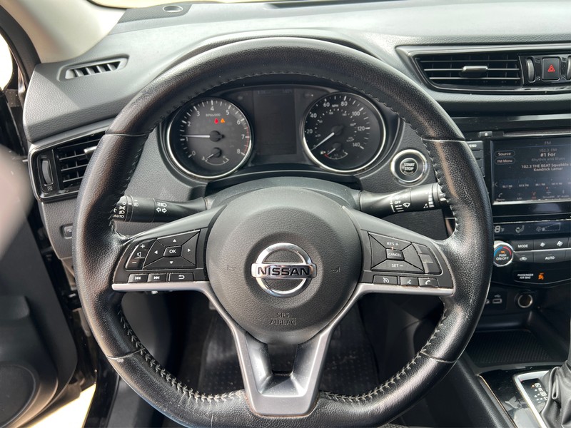 Nissan Rogue Sport Vehicle Full-screen Gallery Image 12