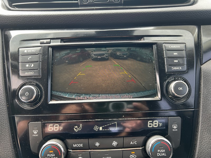 Nissan Rogue Sport Vehicle Full-screen Gallery Image 15