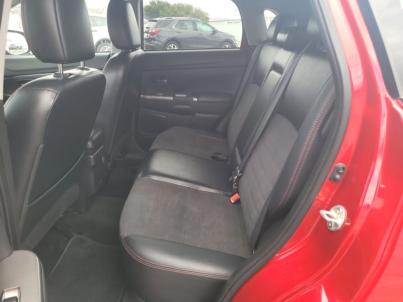 Mitsubishi Outlander Sport Vehicle Full-screen Gallery Image 10