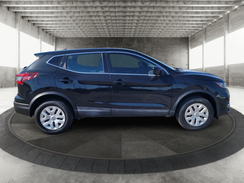 Nissan Rogue Sport Vehicle Full-screen Gallery Image 04