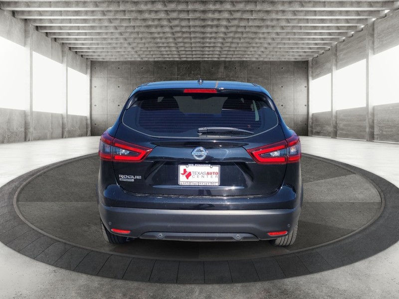 Nissan Rogue Sport Vehicle Full-screen Gallery Image 06