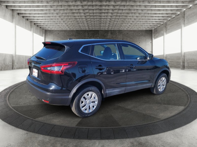 Nissan Rogue Sport Vehicle Full-screen Gallery Image 07