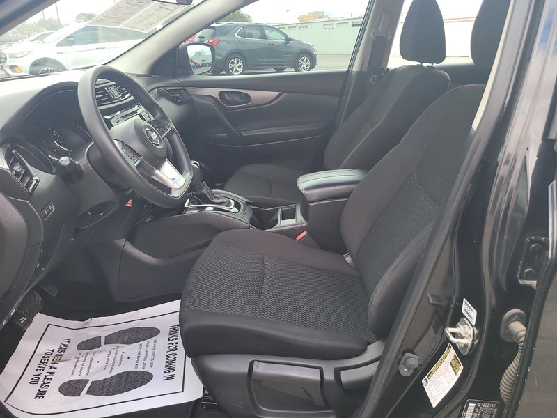 Nissan Rogue Sport Vehicle Full-screen Gallery Image 09