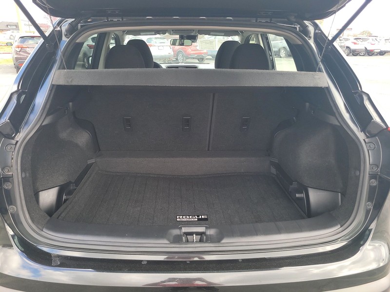 Nissan Rogue Sport Vehicle Full-screen Gallery Image 11