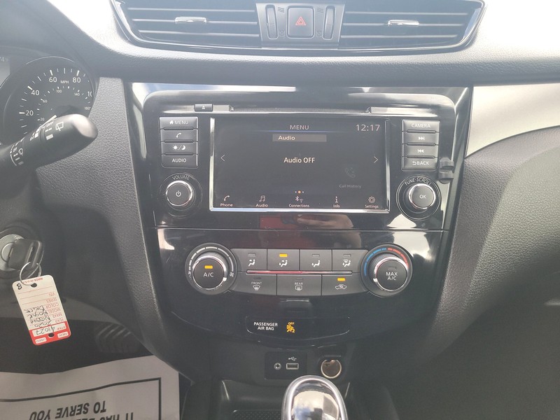 Nissan Rogue Sport Vehicle Full-screen Gallery Image 12