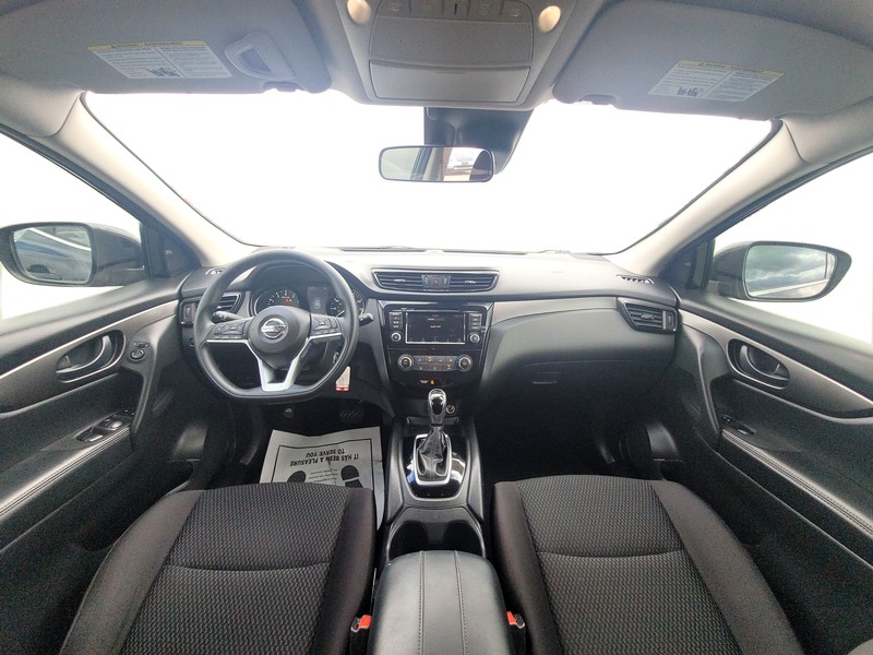 Nissan Rogue Sport Vehicle Full-screen Gallery Image 15