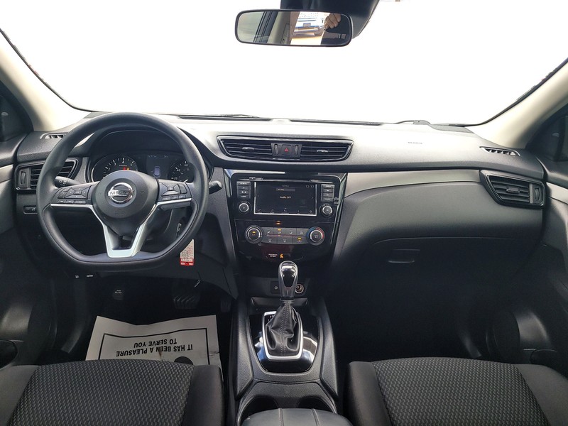 Nissan Rogue Sport Vehicle Full-screen Gallery Image 16