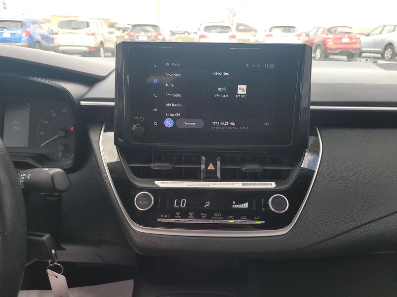 Toyota Corolla Vehicle Full-screen Gallery Image 11