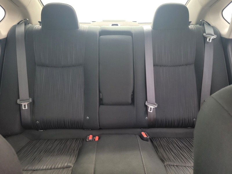 Nissan Sentra Vehicle Full-screen Gallery Image 12