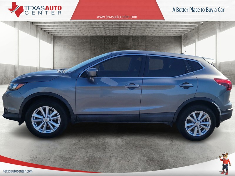 Nissan Rogue Sport Vehicle Full-screen Gallery Image 05