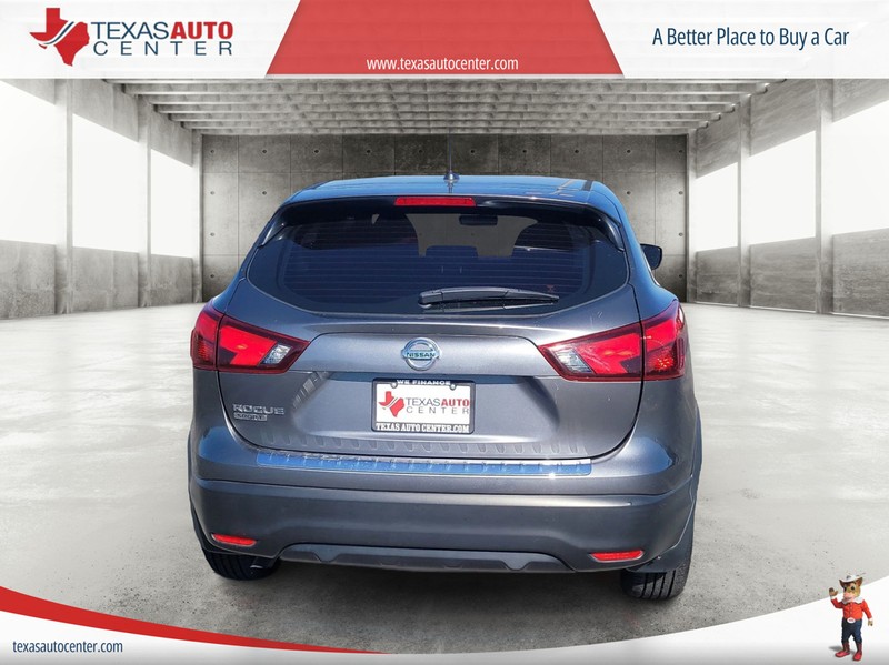 Nissan Rogue Sport Vehicle Full-screen Gallery Image 06