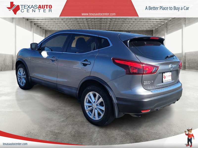 Nissan Rogue Sport Vehicle Full-screen Gallery Image 08