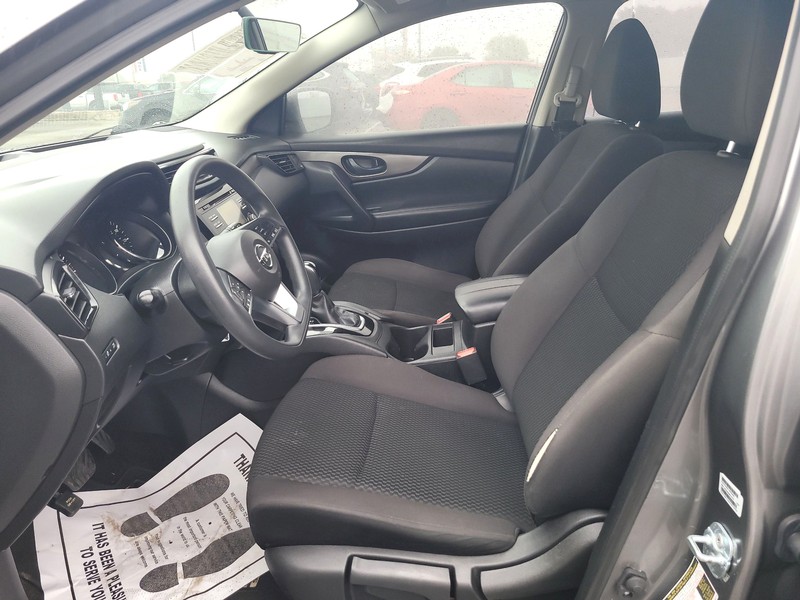 Nissan Rogue Sport Vehicle Full-screen Gallery Image 09