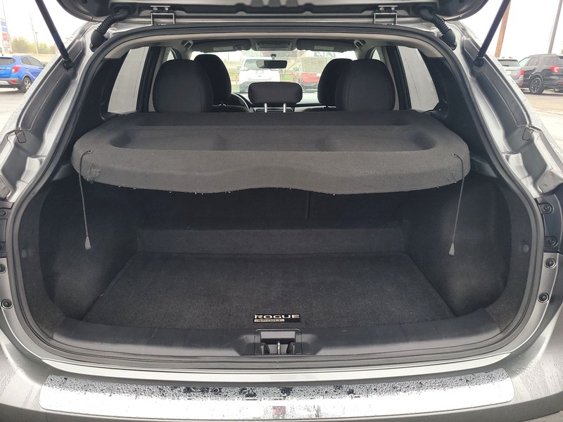 Nissan Rogue Sport Vehicle Full-screen Gallery Image 11