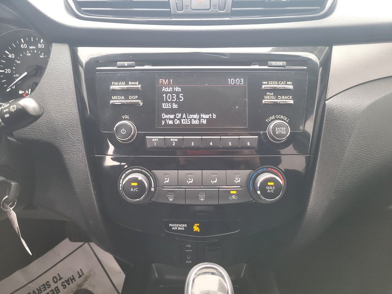 Nissan Rogue Sport Vehicle Full-screen Gallery Image 12