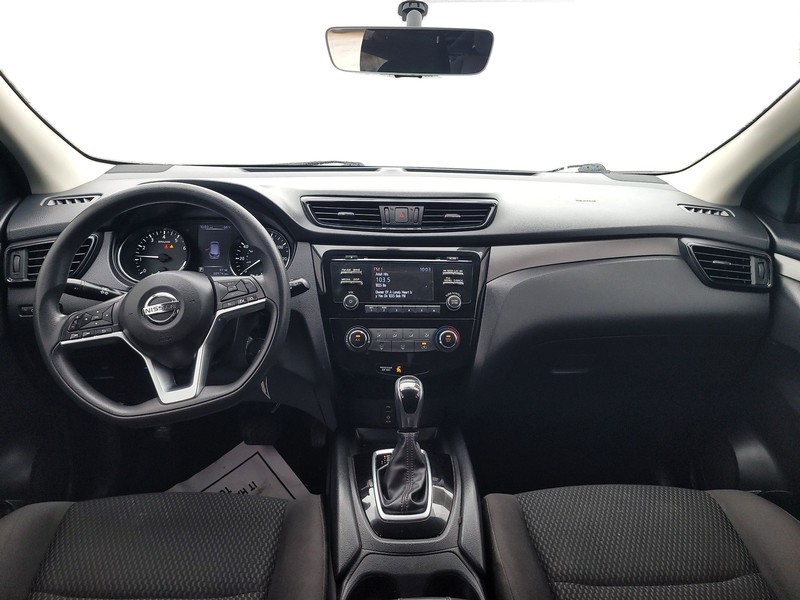 Nissan Rogue Sport Vehicle Full-screen Gallery Image 16