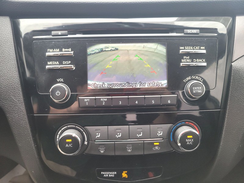 Nissan Rogue Sport Vehicle Full-screen Gallery Image 17