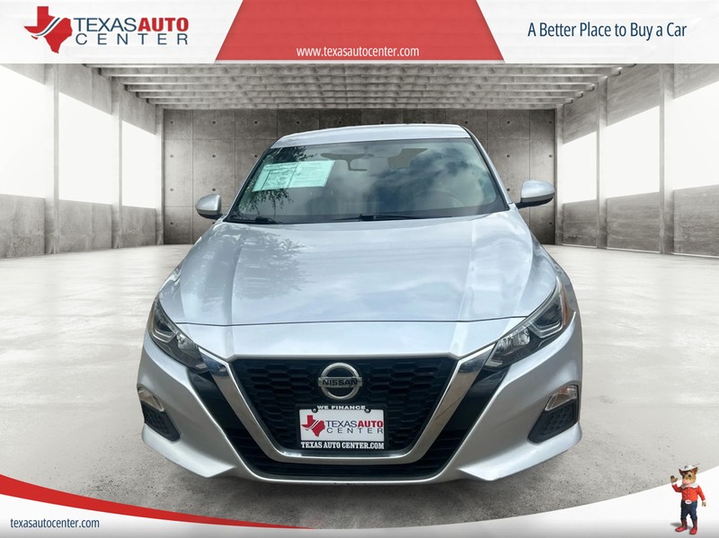 Nissan Altima Vehicle Full-screen Gallery Image 03