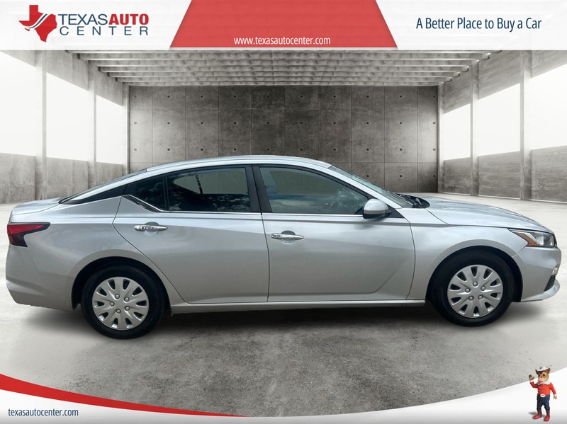 Nissan Altima Vehicle Full-screen Gallery Image 04
