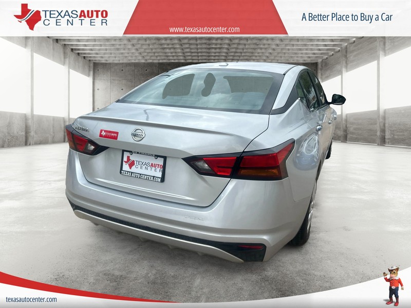 Nissan Altima Vehicle Full-screen Gallery Image 06