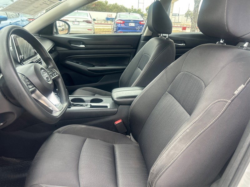 Nissan Altima Vehicle Full-screen Gallery Image 07