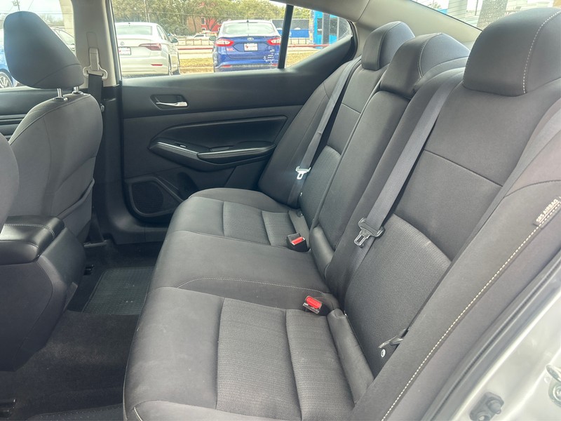 Nissan Altima Vehicle Full-screen Gallery Image 08