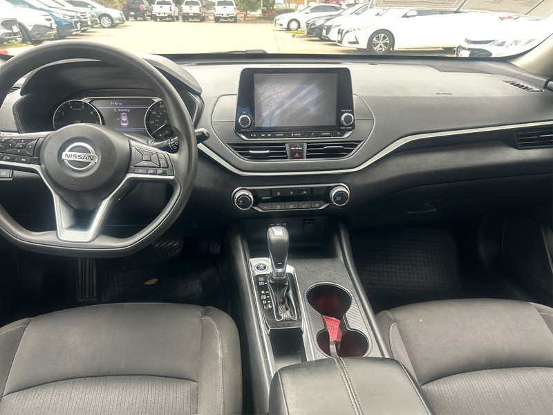 Nissan Altima Vehicle Full-screen Gallery Image 10