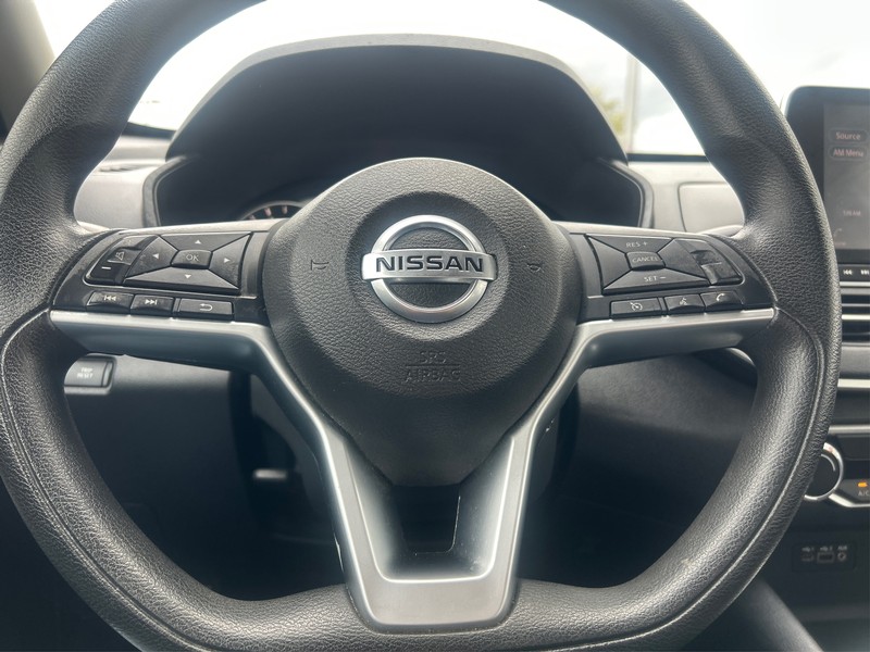 Nissan Altima Vehicle Full-screen Gallery Image 12