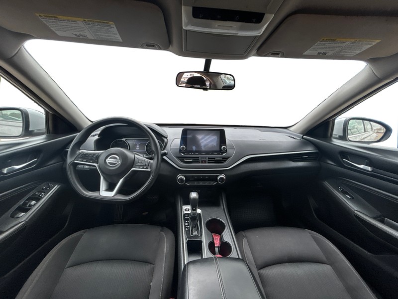 Nissan Altima Vehicle Full-screen Gallery Image 13