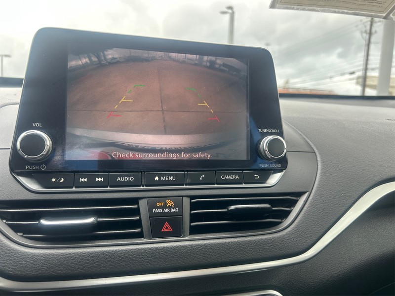 Nissan Altima Vehicle Full-screen Gallery Image 15