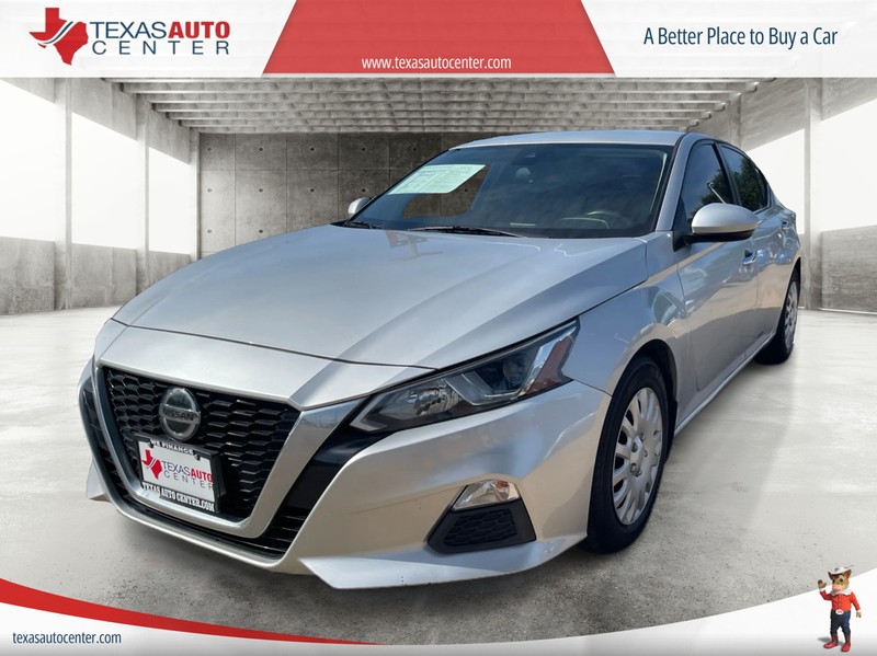 Nissan Altima Vehicle Full-screen Gallery Image 02