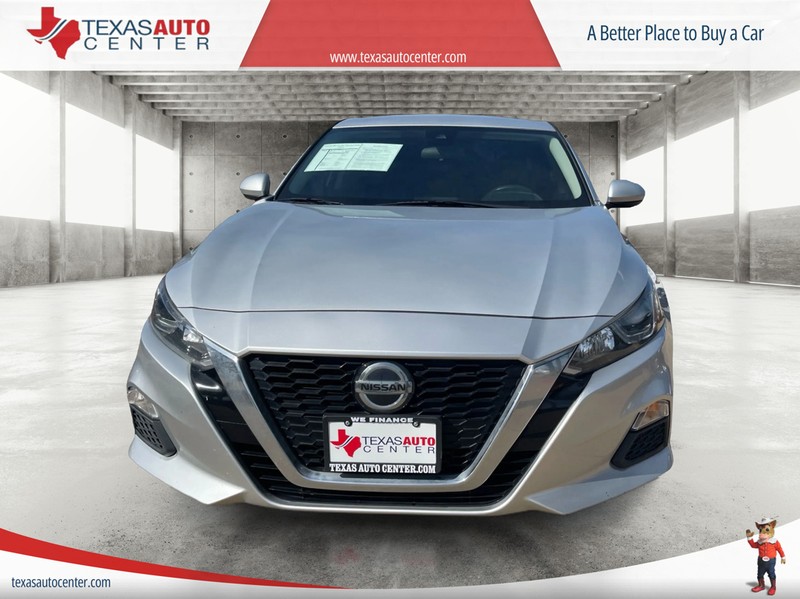 Nissan Altima Vehicle Full-screen Gallery Image 03