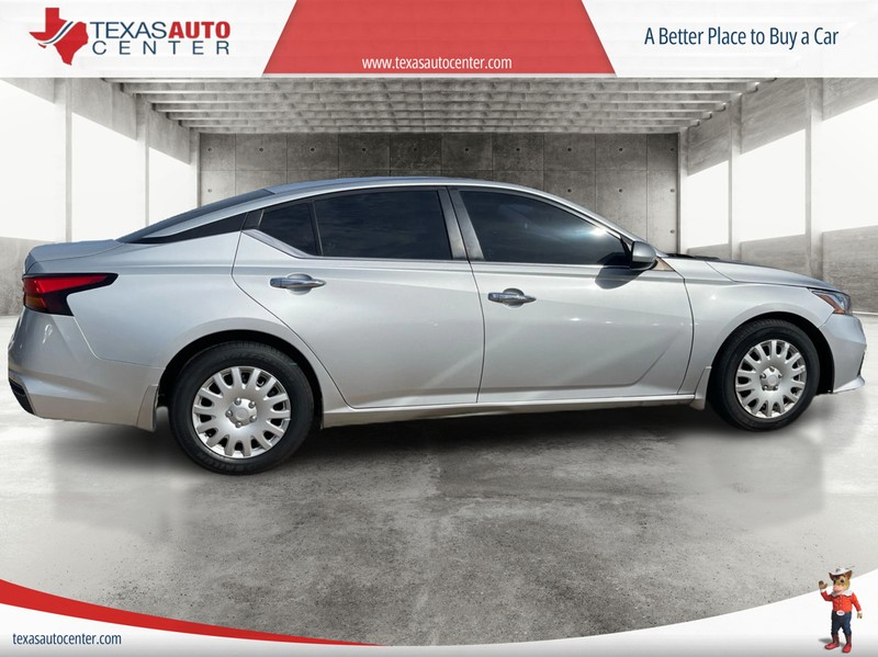 Nissan Altima Vehicle Full-screen Gallery Image 04