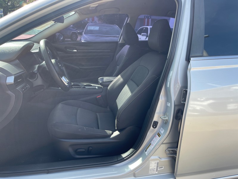 Nissan Altima Vehicle Full-screen Gallery Image 08