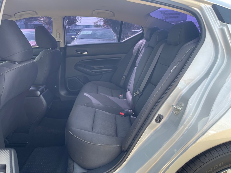 Nissan Altima Vehicle Full-screen Gallery Image 09