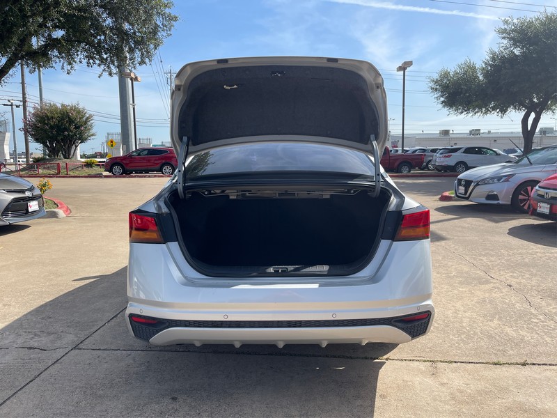 Nissan Altima Vehicle Full-screen Gallery Image 10