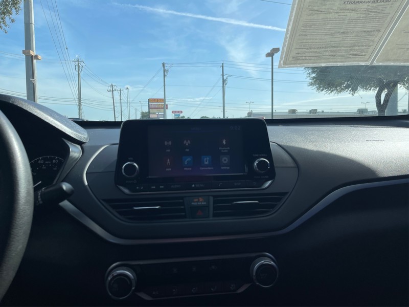 Nissan Altima Vehicle Full-screen Gallery Image 11