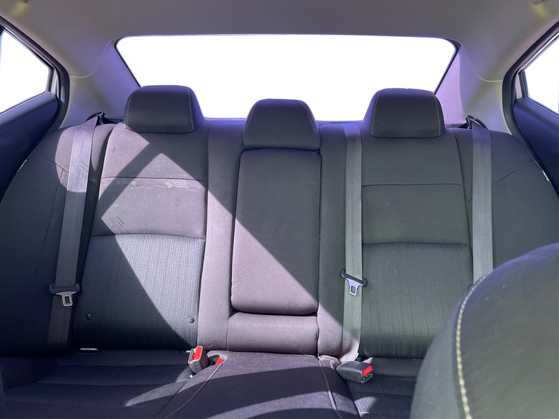 Nissan Altima Vehicle Full-screen Gallery Image 12