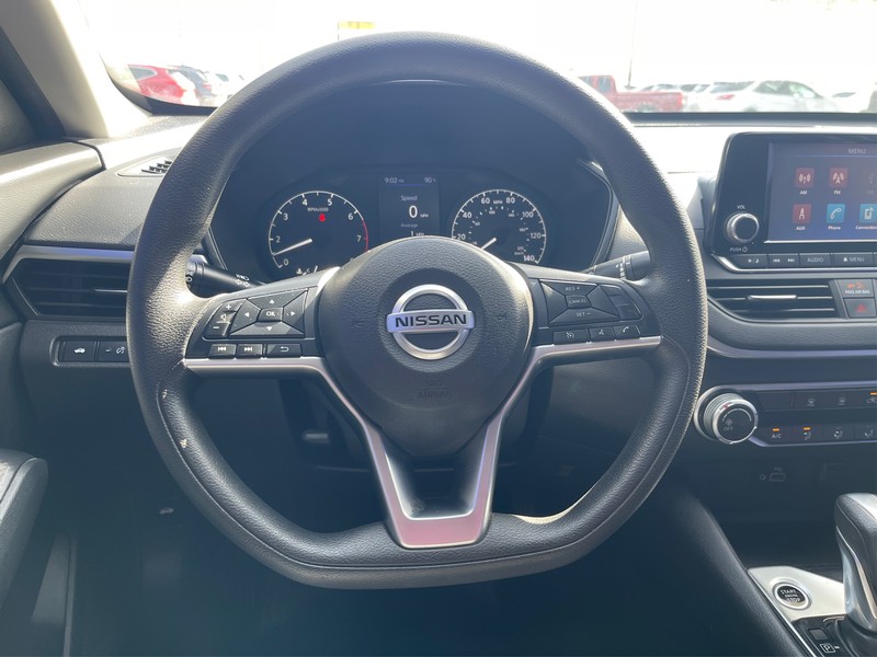 Nissan Altima Vehicle Full-screen Gallery Image 13