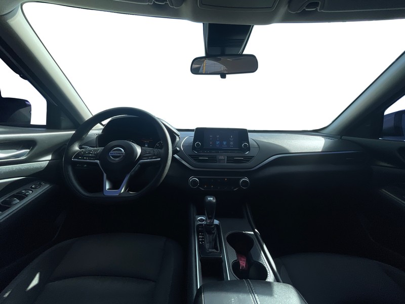 Nissan Altima Vehicle Full-screen Gallery Image 14