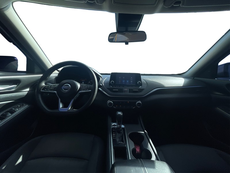 Nissan Altima Vehicle Full-screen Gallery Image 15